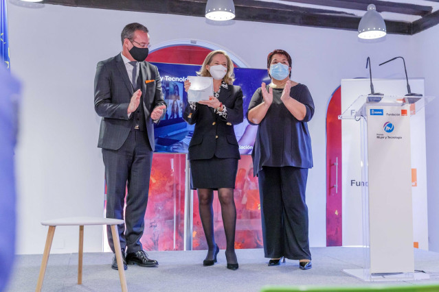 De izquierda a derecha: el consejero delegado de Orange España Jean-François Fallacher; la vicepresidenta; Nadia Calviño; y la alcaldesa de Segovia, Clara Luquero