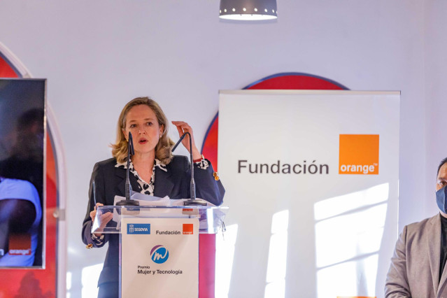 La vicepresidenta primera del Gobierno y ministra de Asuntos Económicos y Transformación Digital, Nadia Calviño, interviene tras recibir el VI Premio Mujer y Tecnología-Fundación Orange 2021, en la Casa de la Lectura de Segovia.