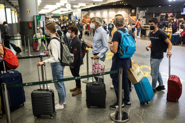 Archivo - Varias personas en las instalaciones de la estación de Atocha