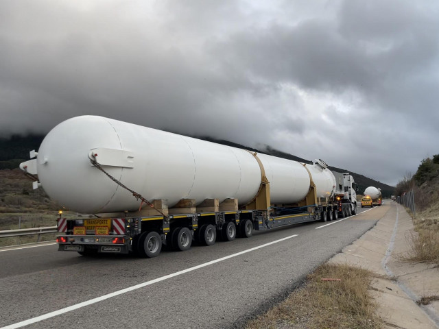 Uno de los tanques, camino de Puertollano