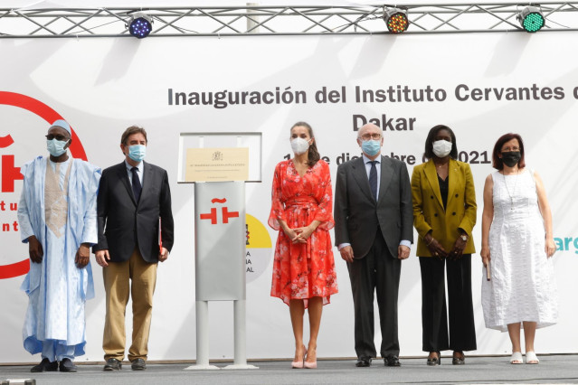 La Reina Letizia, el director del Instituto Cervantes, Luis García Montero, y el secretario de Estado para Iberoamérica y el Caribe, Juan Fernández Trigo, durante la inauguración del nuevo Cervantes en Dakar