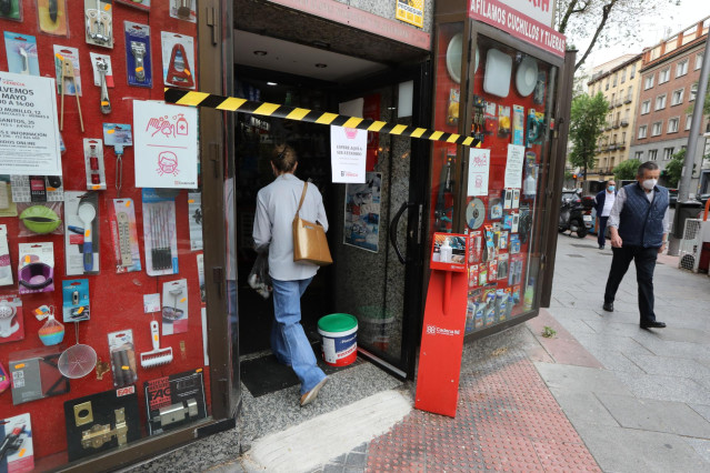 Archivo - Una persona entra en una ferretería