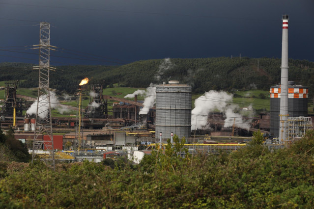 Archivo - Vista de la fábrica de acero de ArcelorMittal en Gijón, Asturias (España), a 4 de diciembre de 2020.