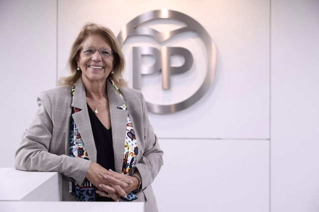 Archivo - La vicesecretaria de Sectorial del PP, Elvira Rodríguez, posa tras una entrevista para Europa Press en su despacho de Génova, a 29 de octubre de 2021, en Madrid, (España).