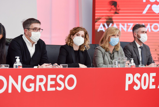El diputado del PSOE, Patxi López (i); la portavoz del PSOE, Hana Jalloul (2i); y el portavoz adjunto del PSOE en el Congreso, Felipe Sicilia (d), en la reunión de la Comisión Ejecutiva Federal del PSOE en Ferraz, a 13 de diciembre de 2021, en Madrid, (Es