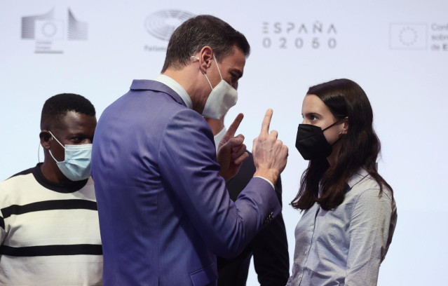 El presidente del Gobierno, Pedro Sánchez, conversa en la ceremonia de clausura de 'Los Diálogos sobre el Futuro en el marco de la Agenda España 2050', en la Fundación Francisco Giner de los Ríos, a 13 de diciembre de 2021, en Madrid, (España).