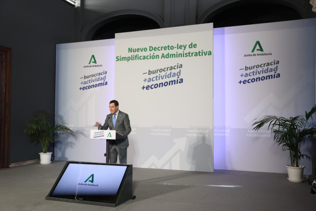 El presidente de la Junta, en la presentación del Decreto-ley de Simplificación Administrativa, en el Palacio de San Telmo.
