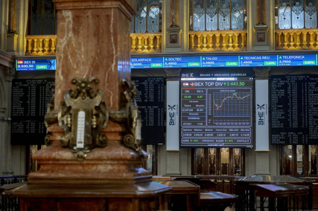 Paneles en el Palacio de la Bolsa, a 7 de noviembre de 2021, en Madrid, (España).