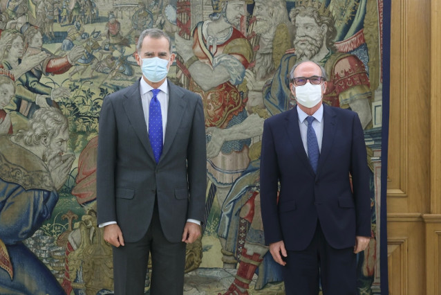 El Rey Felipe VI recibe en audiencia al Defensor del Pueblo, Ángel Gabilondo.