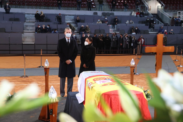 El Rey Felipe VI, se despide del tenista Manolo Santa en la Caja Mágica.