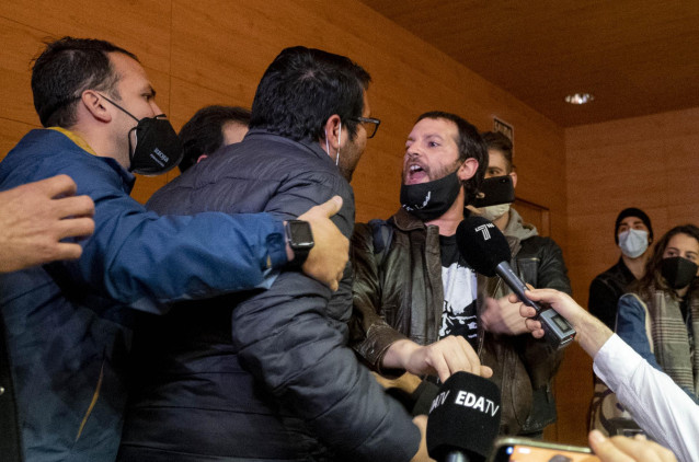 Varios estudiantes interrumpen la celebración del acto estudiantil 'Voces de la Represión' del evento de Libertad Sin Ira UCM en la Facultad de Ciencias Políticas y Sociología de la Universidad Complutense, a 13 de diciembre de 2021, en Madrid, (España).