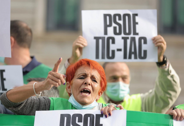 Archivo - Protesta durante la presentación de la ‘Ley de garantía del derecho a la vivienda digna y adecuada’, en la Plaza de las Cortes, el pasado 30 de septiembre. Este martes la ley se somete a su primera votación en el Congreso