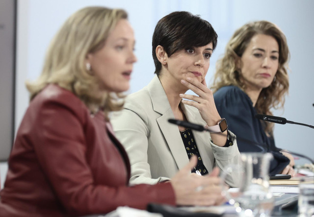 (I-D) La vicepresidenta primera y ministra de Asuntos Económicos, Nadia Calviño; la ministra de Política Territorial y portavoz del Gobierno, Isabel Rodríguez; y la ministra de Transportes, Movilidad y Agenda Urbana, Raquel Sánchez