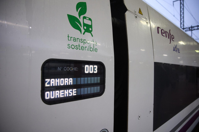 Tren del tramo de alta velocidad Pedralba de la Pradería-Ourense, en la estación de Madrid-Chamartín Clara Campoamor