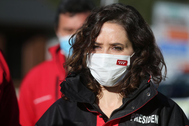 La presidenta de la Comunidad de Madrid, Isabel Díaz Ayuso, durante el dispositivo del Plan de Inclemencias Invernales, a 13 de diciembre de 2021, en el Puerto de Cotos, Rascafría, Madrid, (España). El plan ha sido puesto en marcha por el Gobierno regiona