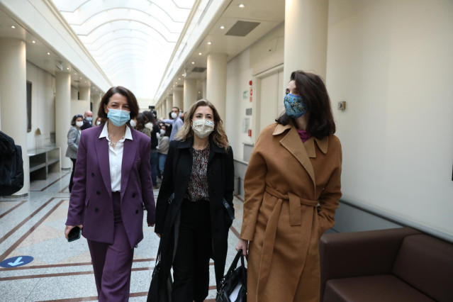 (I-D) La portavoz socialista en el Senado, Eva Granados; la ministra de Transportes, Movilidad y Agenda Urbana, Raquel Sánchez, y la ministra de Justicia, Pilar Llop, se dirigen al debate de los Presupuestos Generales del Estado (PGE) en el Senado, a 9 de