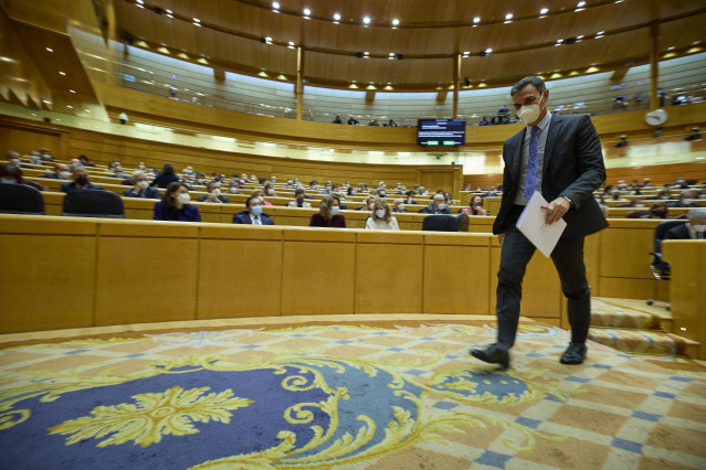 El presidente del Gobierno, Pedro Sánchez, a su llegada a una sesión de control al Gobierno en el Senado, a 16 de noviembre de 2021, en Madrid (España). Los grupos parlamentarios cuestionan al Gobierno en este pleno sus planteamientos para la renovación d