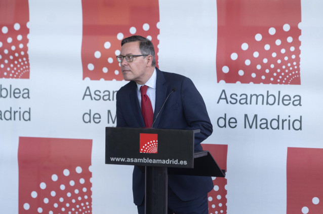 El portavoz del PP, Alfonso Serrano, comparece ante los medios tras un pleno de la Asamblea de Madrid, a 2 de diciembre de 2021, en Madrid (España). El pleno ha incluido el debate de las enmiendas a los Presupuestos regionales presentadas por Más Madrid,