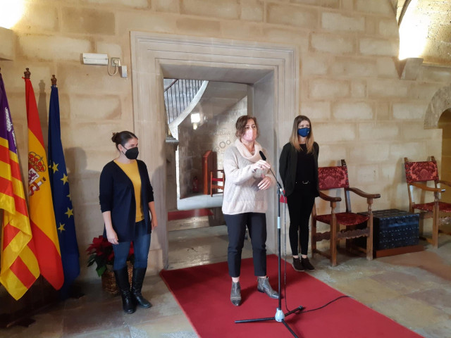La presidenta del Govern, Francina Armengol; la vicepresidenta del Consell Aurora Ribot y la representante de la Coordinadora de la Asamblea por el Clima, Clara Ferragut, en rueda de prensa.