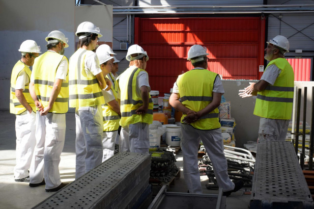 Archivo - Varios obreros de la construcción