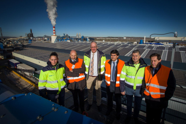 Equipo de Endesa X y Kronospan en una de las plantas de energía fotovoltaica de autoconsumo.