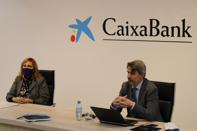 La responsable del Centro de Conocimiento e Innovación de CaixaBank Dualiza, Mónica Moso, y el director general de Fundación SEPI, Ángel Díaz Chao, en la presentación del informe 