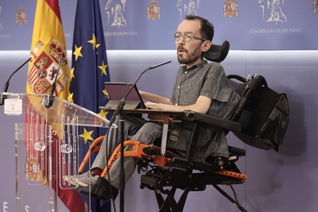 El portavoz de Unidas Podemos, Pablo Echenique, interviene en una rueda de prensa