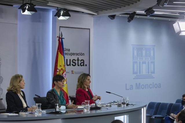 (I-D) La vicepresidenta primera y ministra de Asuntos Económicos y Transformación Digital, Nadia Calviño; la ministra Portavoz, Isabel Rodríguez; y la vicepresidenta tercera y ministra para la Transición Ecológica y el Reto Demográfico, Teresa Ribera