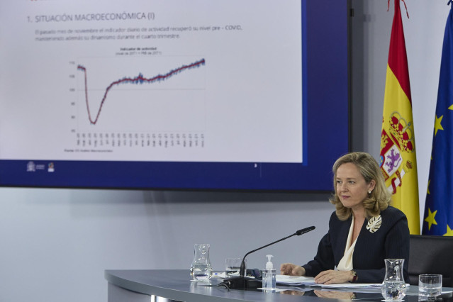 La vicepresidenta primera y ministra de Asuntos Económicos y Transformación Digital, Nadia Calviño, comparece en una rueda de prensa posterior al Consejo de Ministros, en La Moncloa, a 14 de diciembre de 2021, en Madrid, (España).