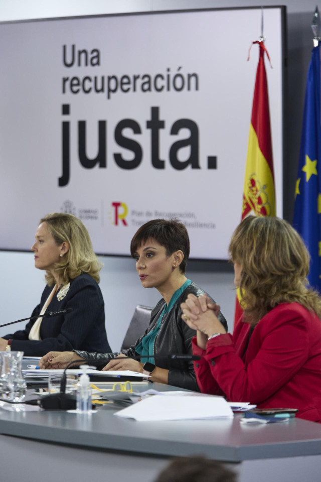 (I-D) La vicepresidenta primera y ministra de Asuntos Económicos y Transformación Digital, Nadia Calviño; la ministra Portavoz, Isabel Rodríguez; y la vicepresidenta tercera y ministra para la Transición Ecológica y el Reto Demográfico, Teresa Ribera, com