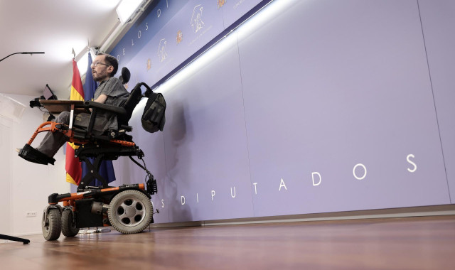 El portavoz de Unidas Podemos, Pablo Echenique, interviene en una rueda de prensa anterior a una reunión de la Junta de Portavoces, en el Congreso