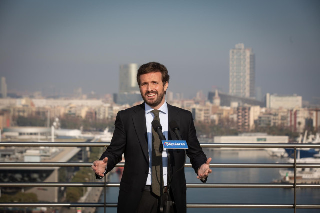El presidente del PP, Pablo Casado, interviene después de una reunión con asociaciones en defensa del bilingüismo español y catalán, en el Hotel Gran Marina, a 14 de diciembre de 2021, en Barcelona, Catalunya, (España).