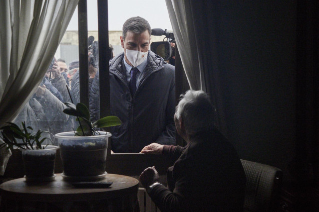 El presidente del Gobierno de España, Pedro Sánchez, conversa con una vecina de Buñuel, durante una visita a esta localidad navarra, afectada por las inundaciones de los últimos días.