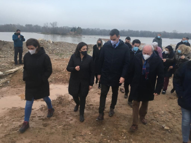 El presidente del Gobierno de España, Pedro Sánchez, la presidenta riojana, Concha Andreu, y el alcalde de Alfaro, Julián Jiménez, visitan el Soto del Estajao en Alfardo, zona afectada por la crecida del Ebro