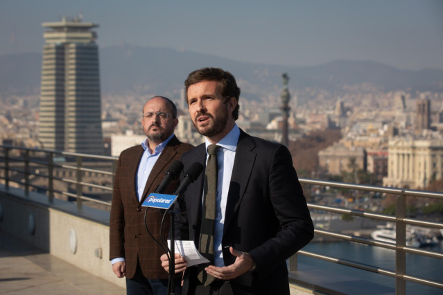 El presidente del PP, Pablo Casado, interviene después de una reunión con asociaciones en defensa del bilingüismo español y catalán, en el Hotel Gran Marina, a 14 de diciembre de 2021, en Barcelona, Catalunya, (España).