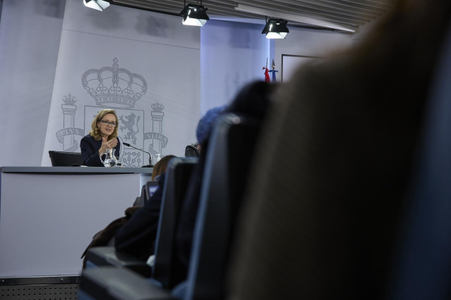 La vicepresidenta primera y ministra de Asuntos Económicos y Transformación Digital, Nadia Calviño, comparece en una rueda de prensa posterior al Consejo de Ministros, en La Moncloa, a 14 de diciembre de 2021, en Madrid, (España).