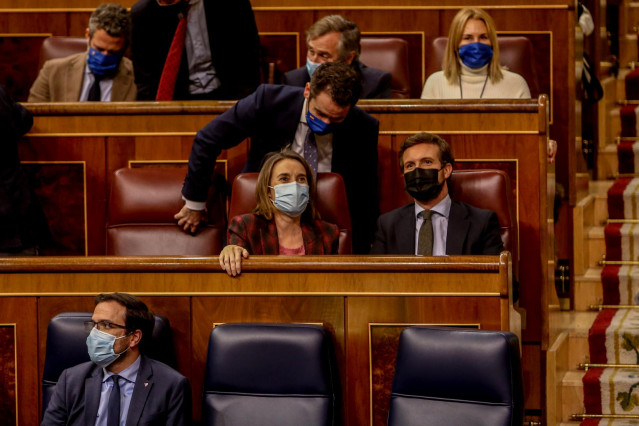 (Fila centro) El líder del PP, Pablo Casado (1d), y la portavoz del Grupo Popular en el Congreso, Cuca Gamarra (1i), en una sesión plenaria en el Congreso de los Diputados, a 14 de diciembre de 2021, en Madrid, (España).