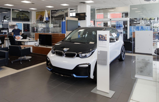 Archivo - Un vehículo expuesto en un concesionario BMW.