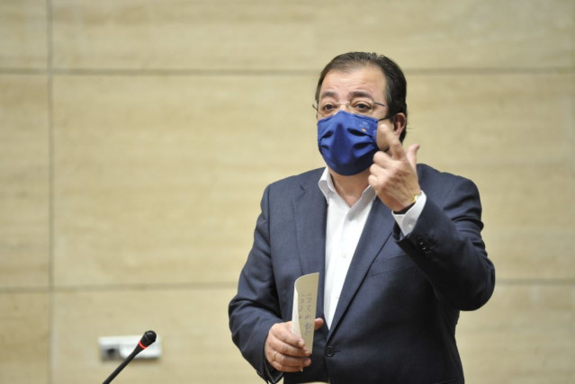 El presidente de la Junta de Extremadura, Guillermo Fernández Vara, en el pleno de la Asamblea