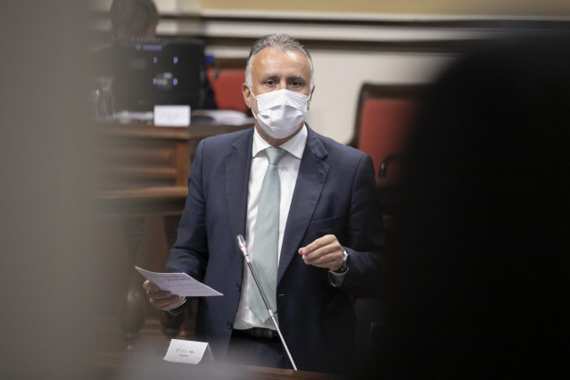 Archivo - El presidente de Canarias, Ángel Víctor Torres, en la sesión de control del Gobierno en el Parlamento de Canarias