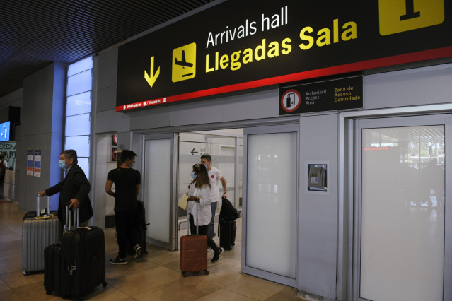 Archivo - Pasajeros procedentes de un vuelo con origen  llegan al Aeropuerto Adolfo Suárez Madrid-Barajas.