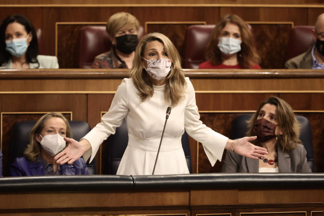 La vicepresidenta segunda del Gobierno y ministra de Trabajo, Yolanda Díaz, interviene en una sesión plenaria celebrada en el Congreso de los Diputados, a 15 de diciembre de 2021, en Madrid, (España).