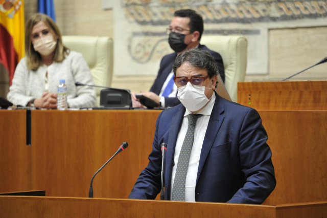 El consejero de Sanidad, José María Vergeles, en su comparecencia en el Pleno de la Asamblea.