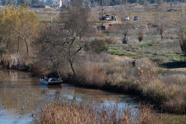 Un agente de los GEO en lancha en el Guadiana durante las labores de búsqueda de Pablo Sierra