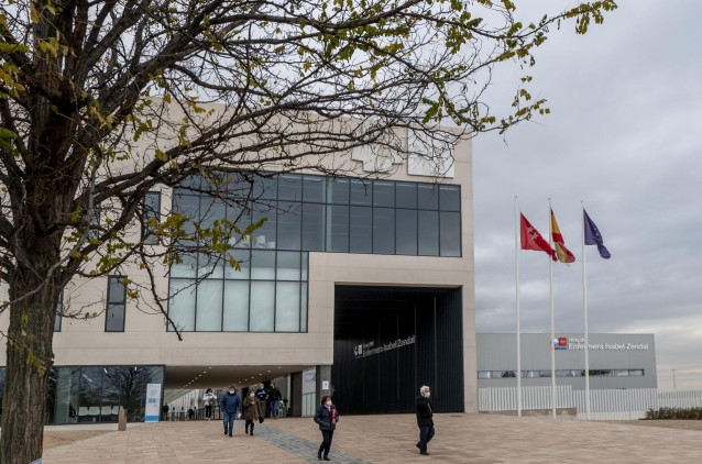 Edificio principal del Hospital público Enfermera Isabel Zendal el día de su primer aniversario, a 1 de diciembre de 2021, en Madrid (España). El centro dispone de tres pabellones de hospitalización de 10.500 metros cuadrados cada uno en los que desde hac
