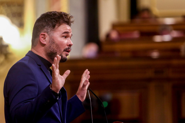 El portavoz de ERC en el Congreso, Gabriel Rufián, lee la Constitución Española durante una sesión plenaria en el Congreso de los Diputados, a 14 de diciembre de 2021, en Madrid, (España). El pleno está marcado, entre otras cuestiones, por el debate de la