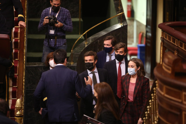 El líder del PP, Pablo Casado (1i), y la portavoz del Grupo Popular en el Congreso, Cuca Gamarra (1d), a su llegada a una sesión plenaria en el Congreso de los Diputados, a 14 de diciembre de 2021, en Madrid, (España).