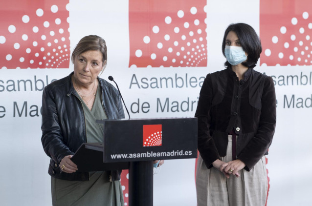 Es la secretaria de organización del PSOE-M, Marta Bernardo (i), y la portavoz adjunta del PSOE, Pilar Sánchez Acera (d), comparecen ante los medios tras un pleno de la Asamblea de Madrid, a 2 de diciembre de 2021, en Madrid (España). El pleno ha incluido