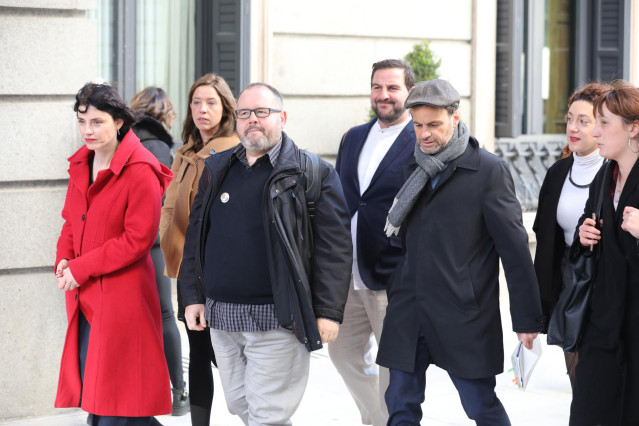 Archivo - Los dipitados de En Comú Podem, Mar Garcia (1i), Joan Mena (3i), Jaume Asens (3d) y Aina Vidal (2d), a su llegada a la sesión de constitución de las Cortes para la XIV Legislatura en el Congreso de los Diputados, Madrid (España), a 3 de diciembr