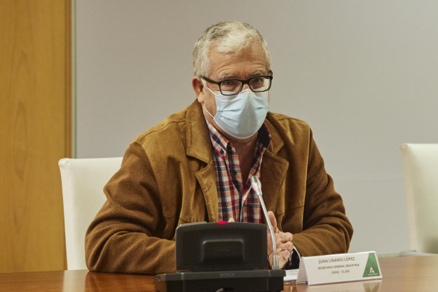El secretario de Industria de CCOO, Juan Linares, atiende a los medios de comunicación durante el acto de la firma del convenio colectivo de las industrias del metal de la provincia de Cádiz, a 3 de diciembre de 2021 en Sevilla (Andalucía, España)